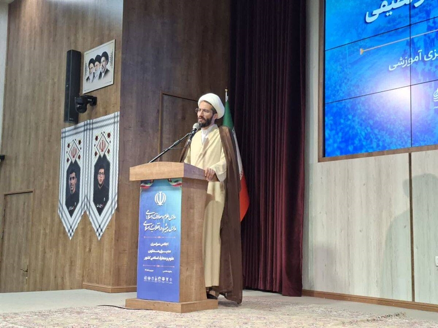 مدارس علوم و معارف اسلامی نقش بی‌بدیلی در تربیت نیروی انسانی متعهد دارند