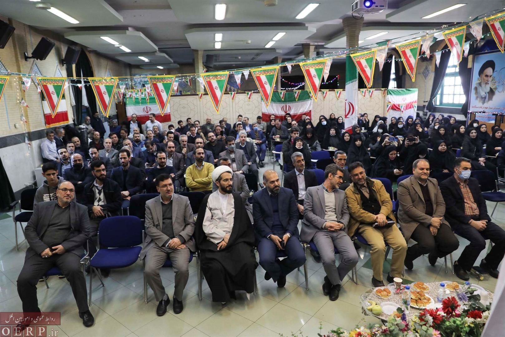  نشست صمیمانه همکاران سازمان با حضور ریاست محترم سازمان به مناسبت عید سعید مبعث و دهه فجر انقلاب اسلامی و تجلیل از همکاران بازنشسته 
