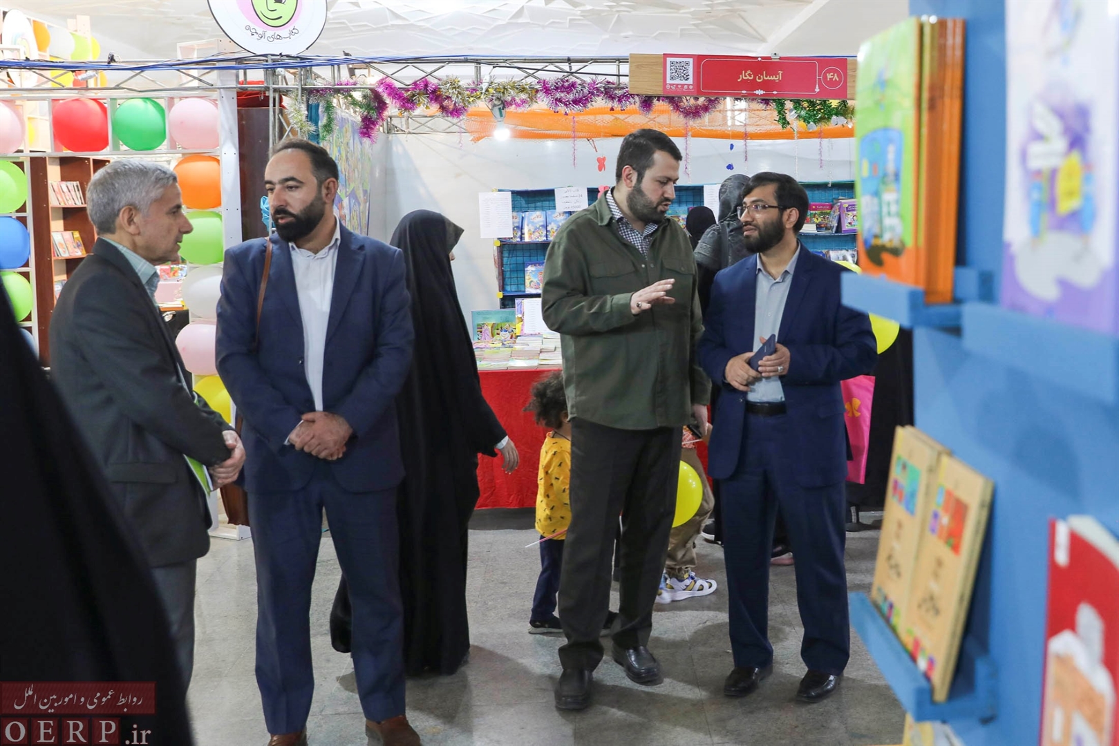 بازديد مديركل دفتر انتشارات و فناوری آموزشي از نمايشگاه كتاب تهران