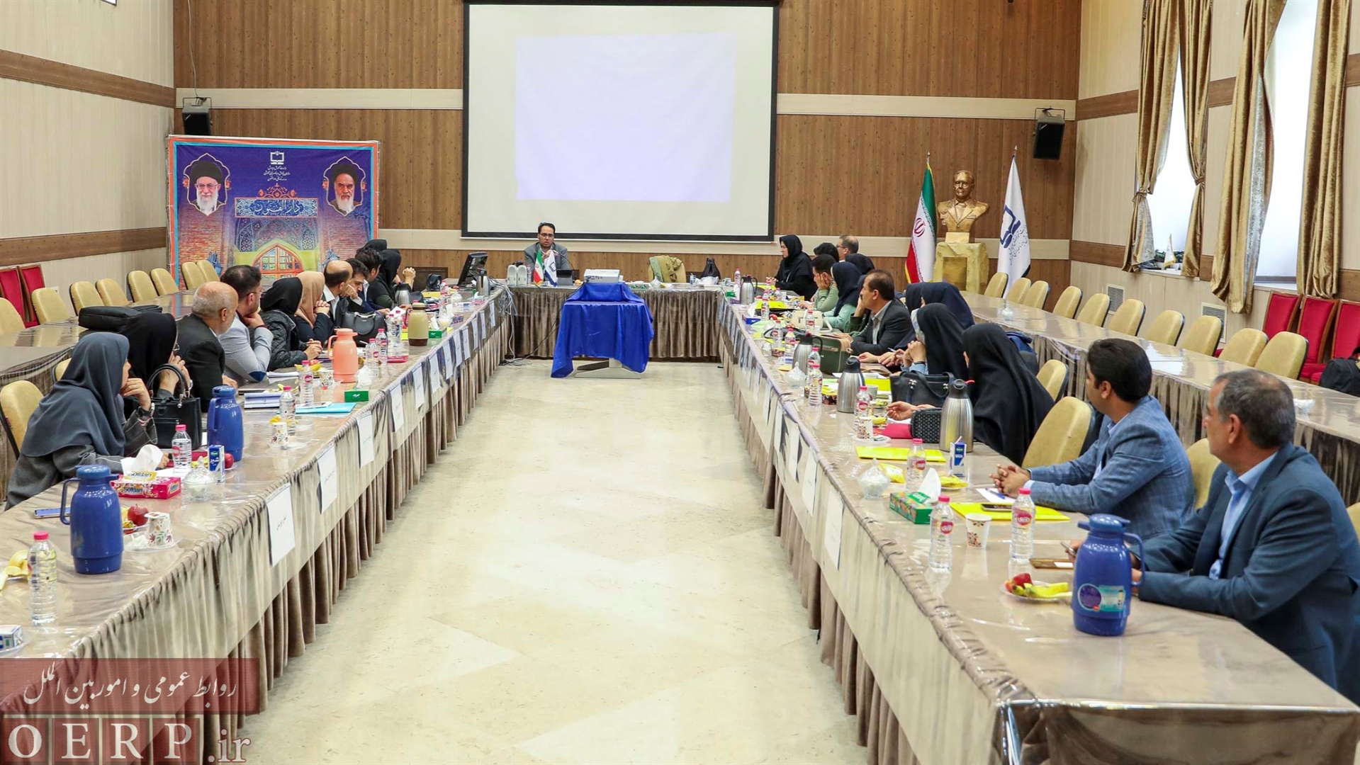 نشست برنامه ريزي  ارتقای صلاحيت حرفه اي معلمان و بررسي سوالات آزمون نهايي درس جغرافيا