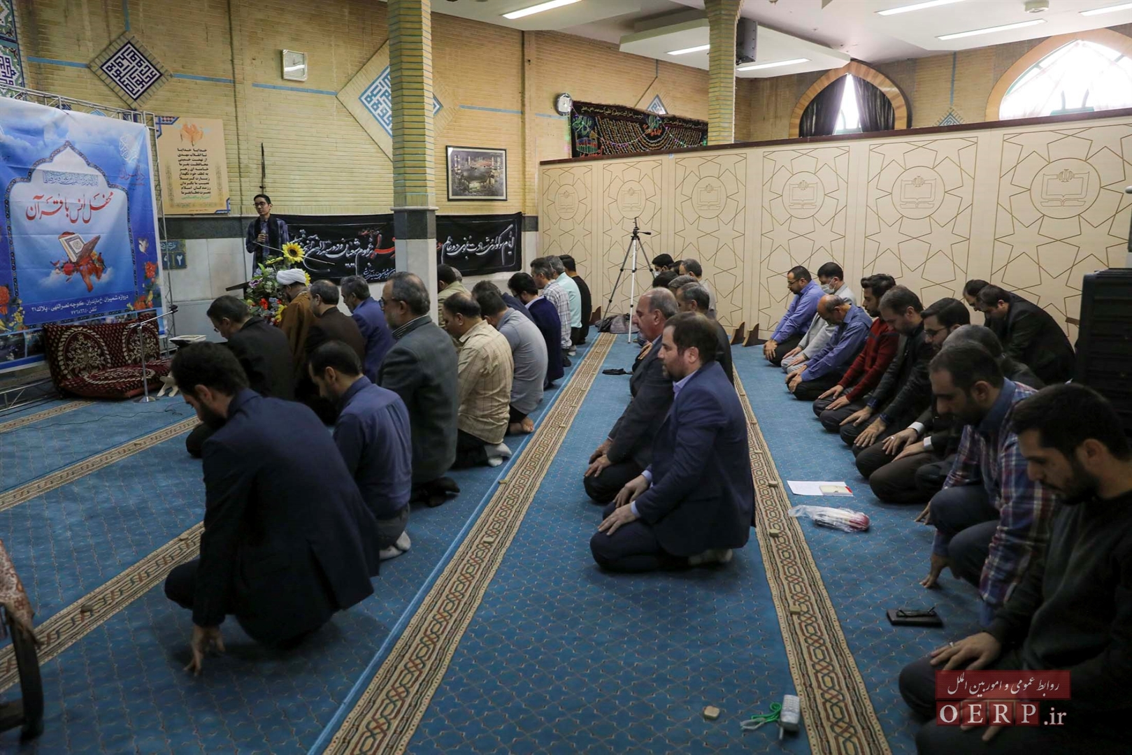 برپایی محفل انس با قرآن کریم به مناسبت هفته قرآن و عترت با حضور دانش آموزان منتخب منطقه ۱۲ تهران در محل نمازخانه سازمان