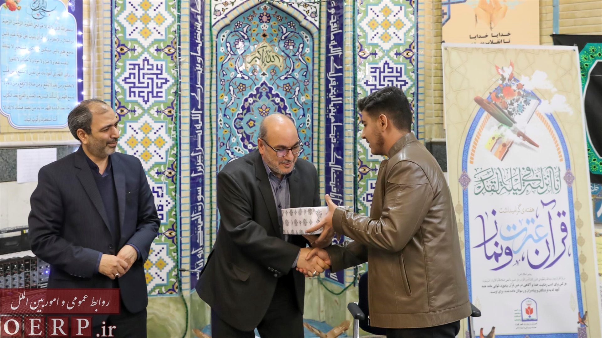 آیین نکوداشت هفته قرآن؛ عترت و نماز با حضور دانش‌آموزان و مربیان تربیتی دارالقرآن بشری و دارالقرآن مبین جماران