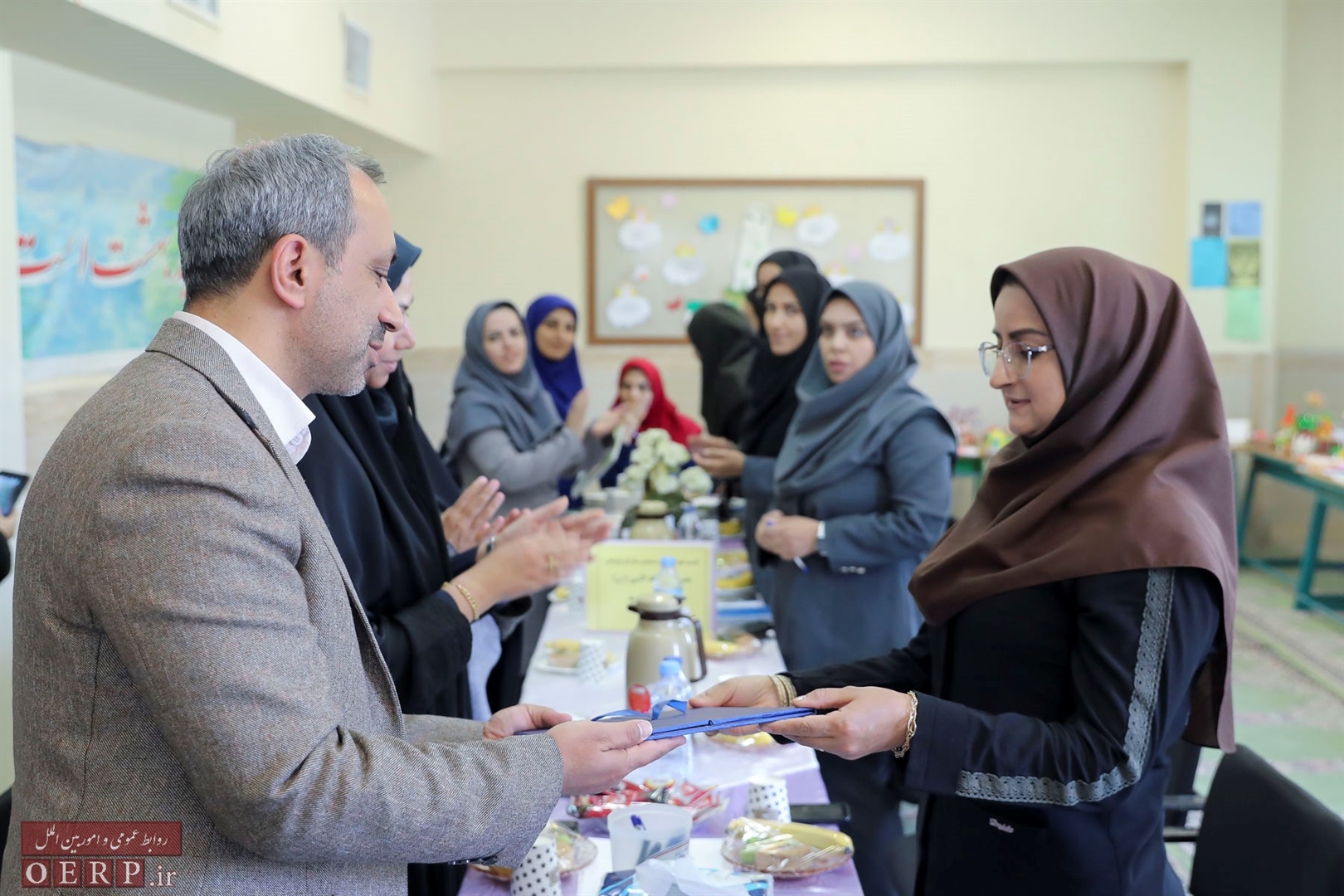 حضور مديران سازمان پژوهش  در مدارس فشافويه به مناسبت روز معلم