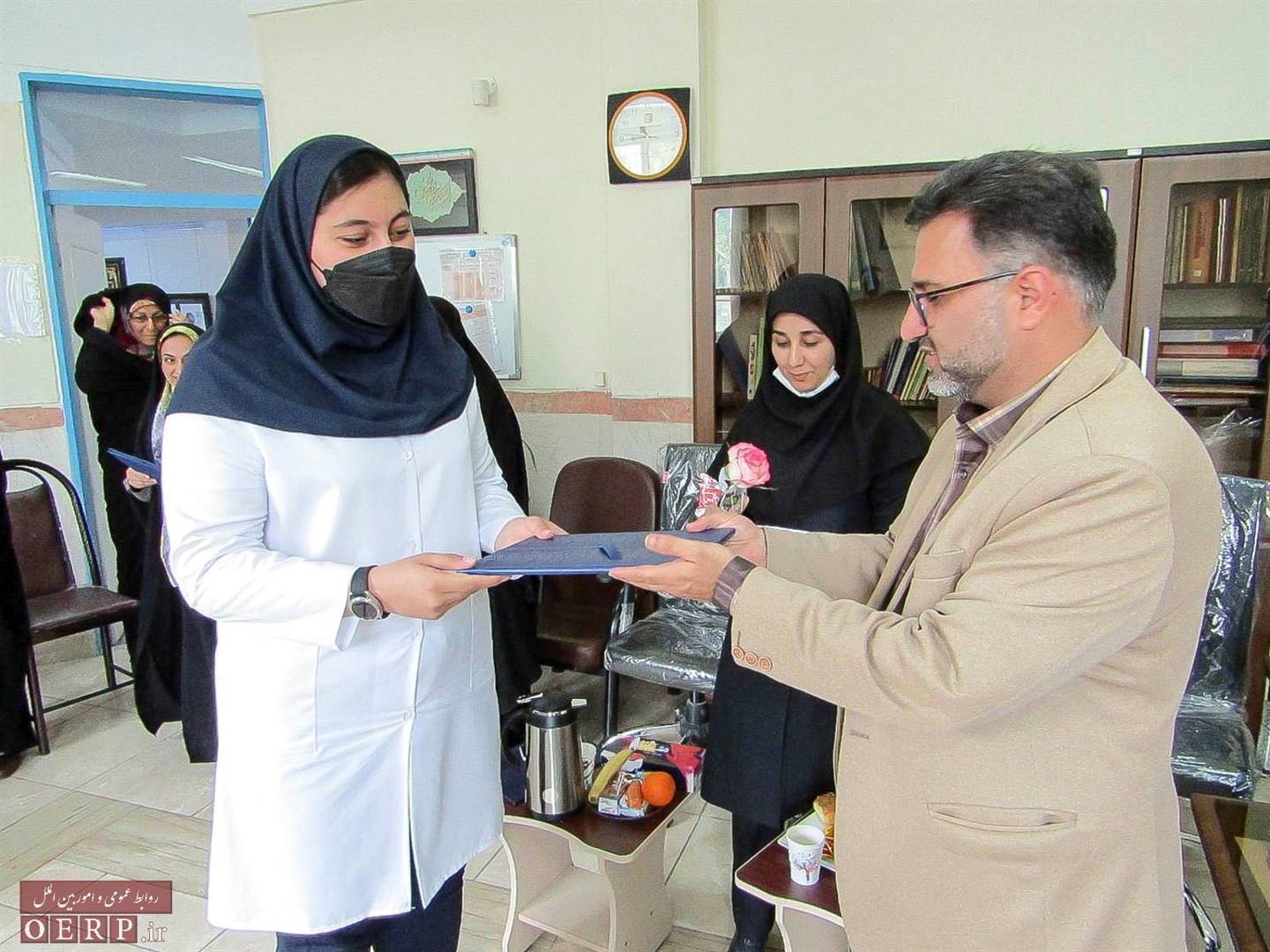 بازديد مديركل و مؤلفان دفتر تاليف كتابهاي فني حرفه اي و كاردانش از هنرستان آسيه منطقه 14 تهران