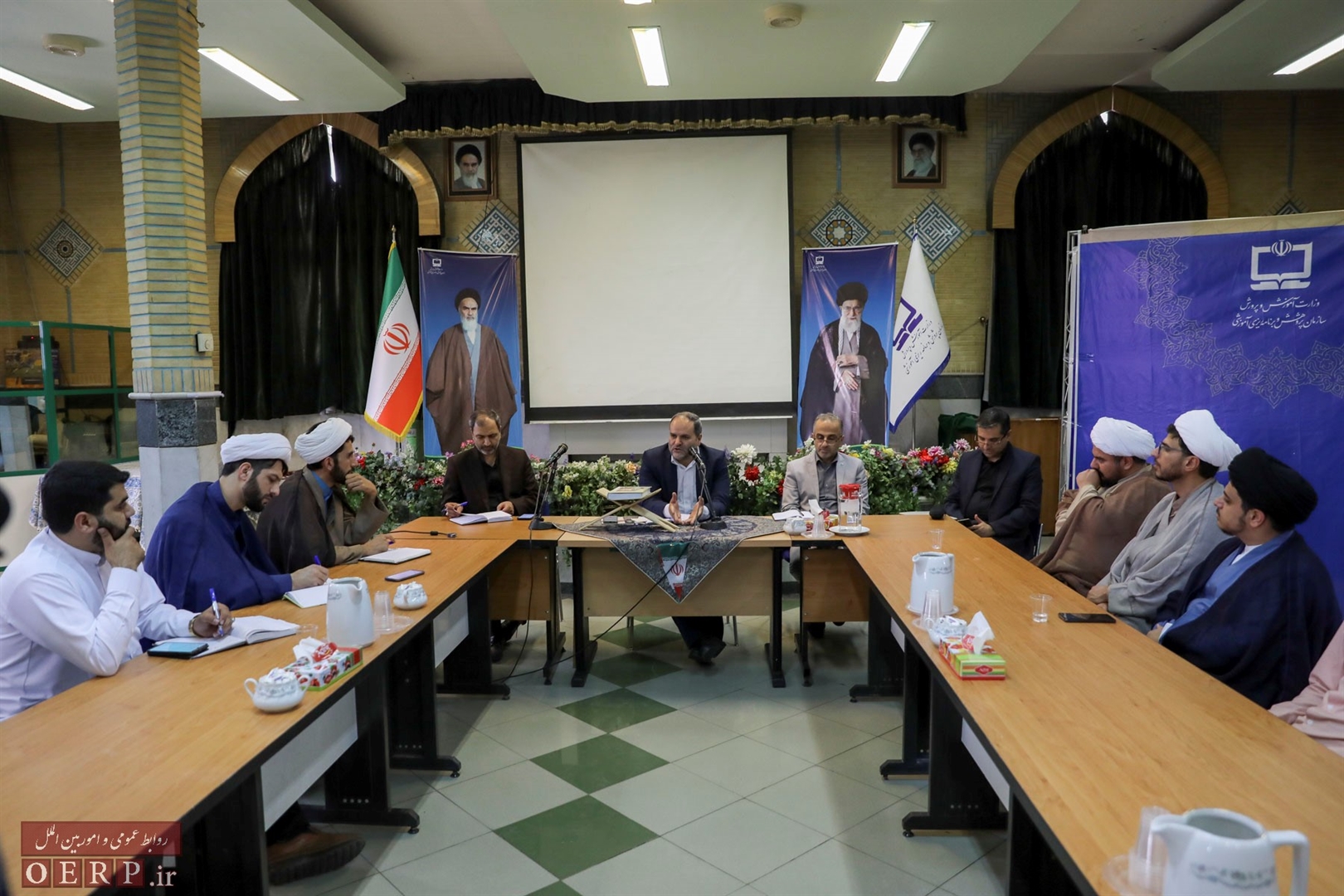 بازديد طلاب مؤسسه پژوهشی امام خميني(ره) از سازمان پژوهش