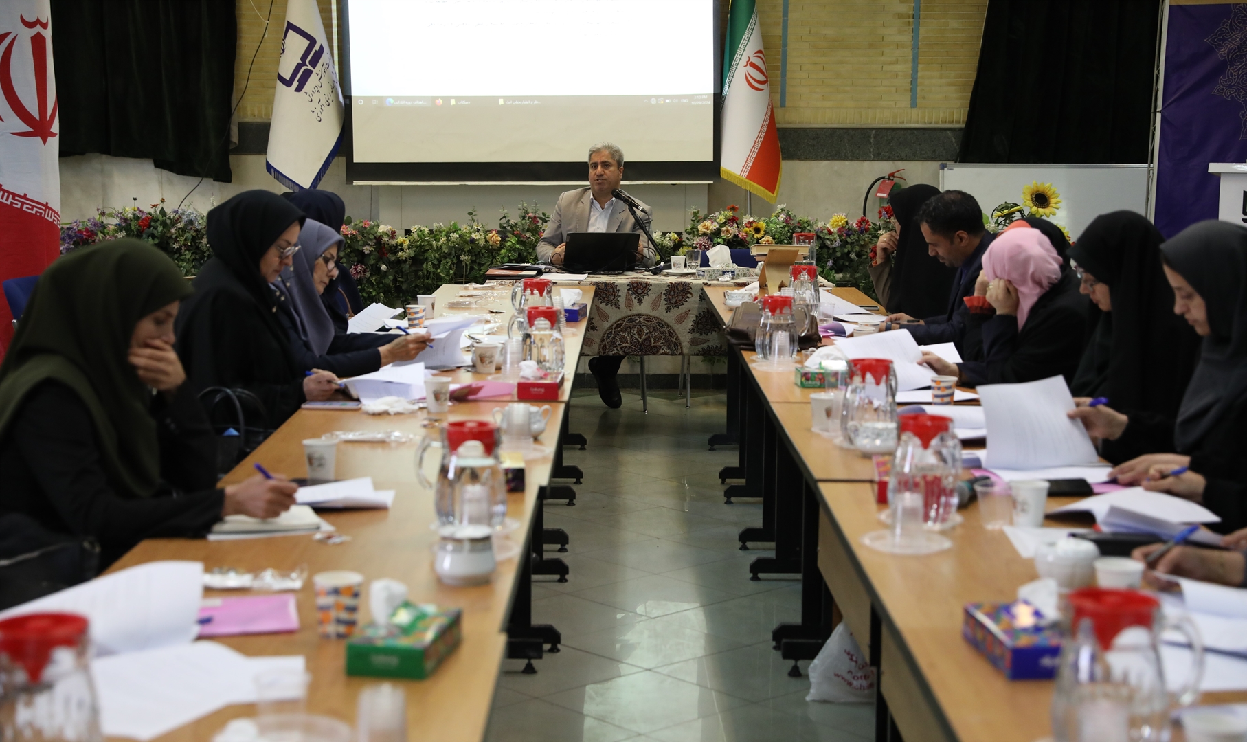 جلسه توجیهی آموزگاران شهر تهران در طرح اعتباربخشی راهنماهای تفصیلی موضوعات درسی دوره اول ابتدایی