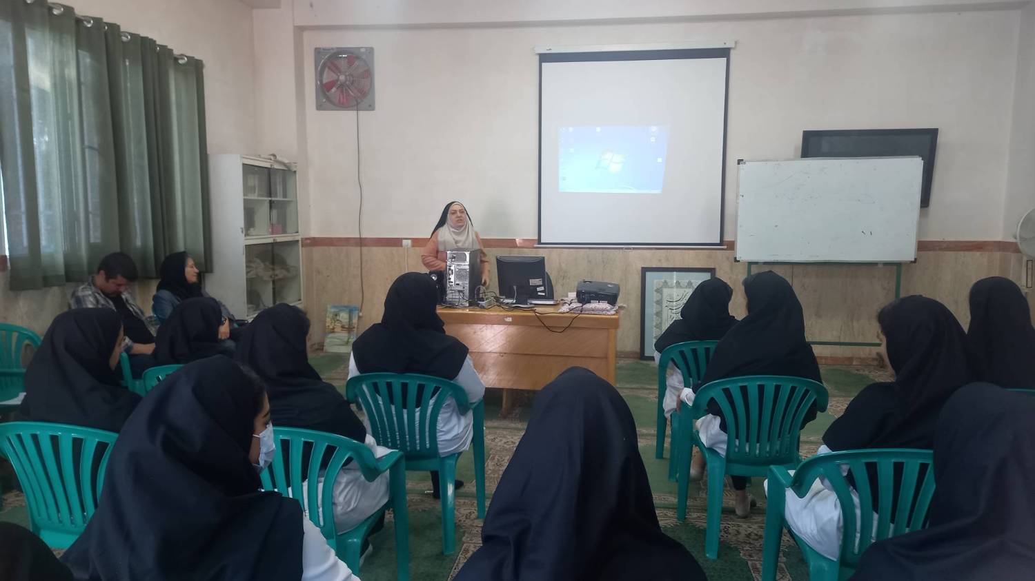 حضور کارشناسان دفتر برنامه ريزي و تاليف كتاب های درسي فني و حرفه اي و كاردانش در هنرستان نور جهت توجيه و تبيين اجراي آزمايشي رشته صنايع دستي – هنر سراميك 